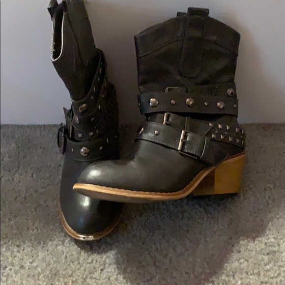 Shoes - Ankle boots ☁️